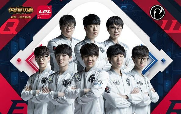 挪威队比赛中一男子冲进球场想找哈兰德，被助教阻止后被带走.