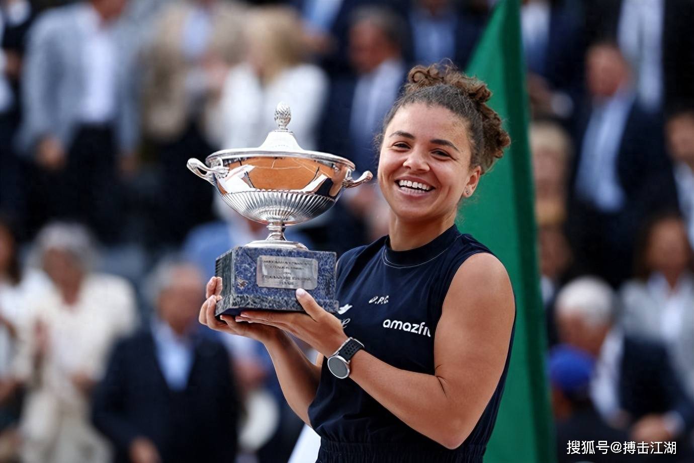 挪威队比赛中一男子冲进球场想找哈兰德，被助教阻止后被带走.