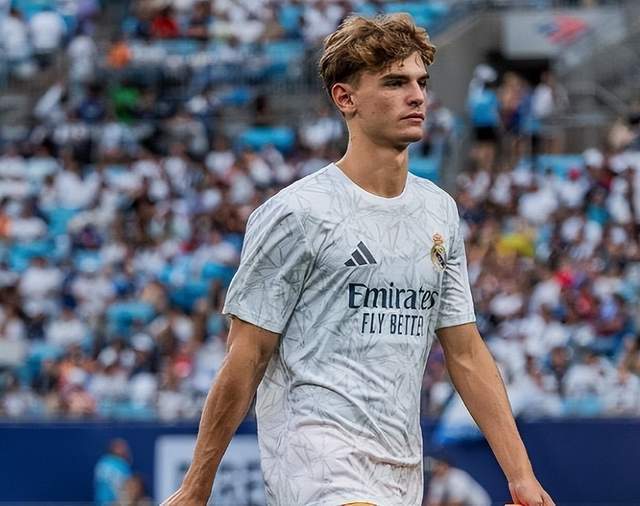 重磅！LPL官宣首发名单变动，Uzi取代Doggo出战，下路对线Viper